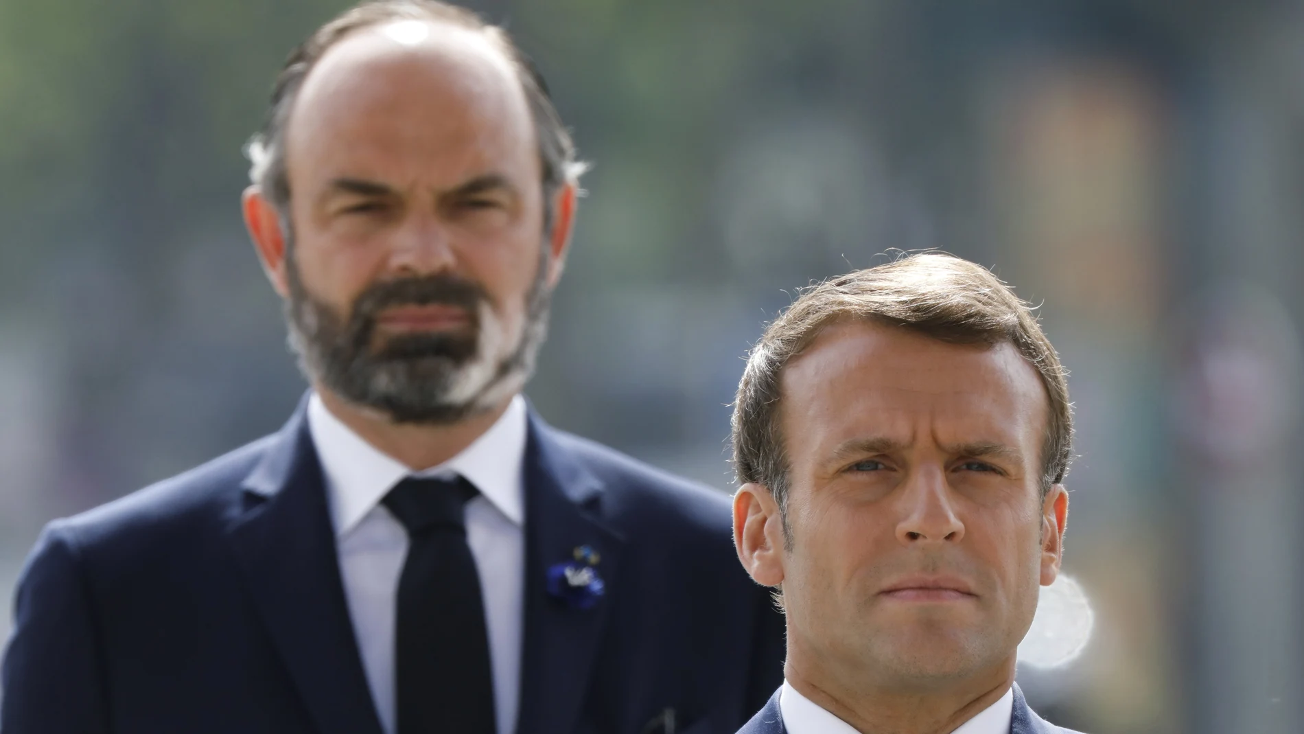 El primer ministro francés, Edouard Philippe, en un segundo plano por detrás del presidente Macron