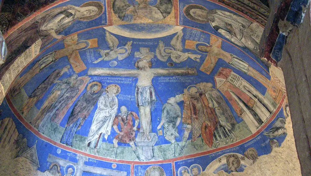Crucifixión, fresco del siglo X en la Iglesia de la Hebilla.