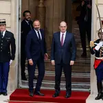 El ex primer ministro  Edouard Philippe y su relevo Jean Castex hoy en el Palacio de Matignon