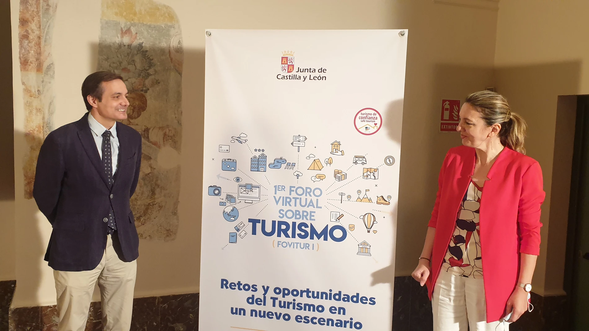el viceconsejero de Cultura y Turismo, Raúl Fernández Sobrino, y la directora general de Turismo, Estrella Torrecilla, en la presentación del Primer Foro Virtual de Turismo de Castilla y León