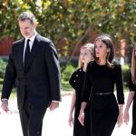 El rey Felipe, la reina Letizia, acompañados de sus hijas, la princesa de Asturias Leonor la infanta Sofí durante el minuto de silencio en memoria de los fallecidos por la pandemia.