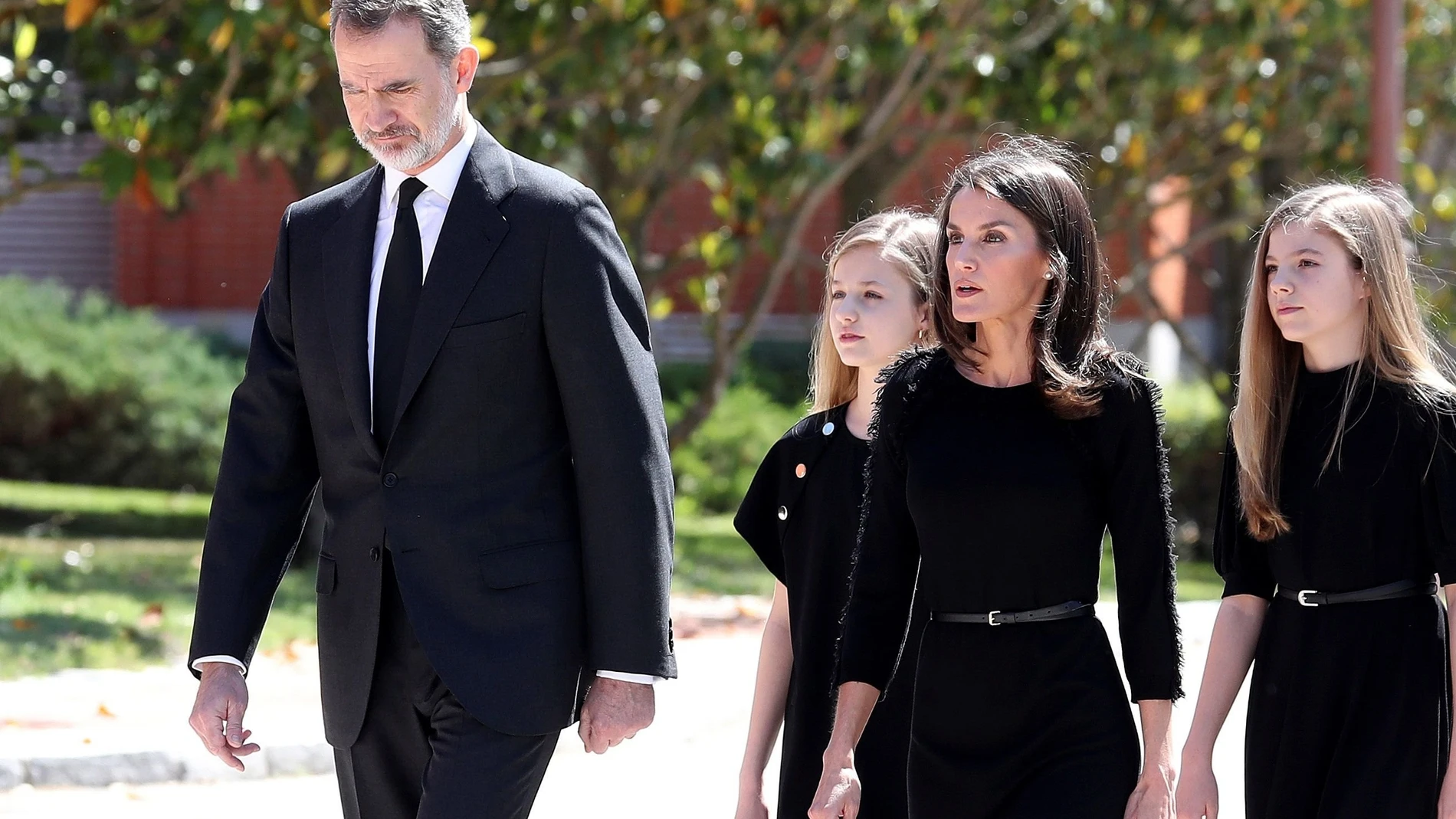 El rey Felipe, la reina Letizia, acompañados de sus hijas, la princesa de Asturias Leonor la infanta Sofí durante el minuto de silencio en memoria de los fallecidos por la pandemia.