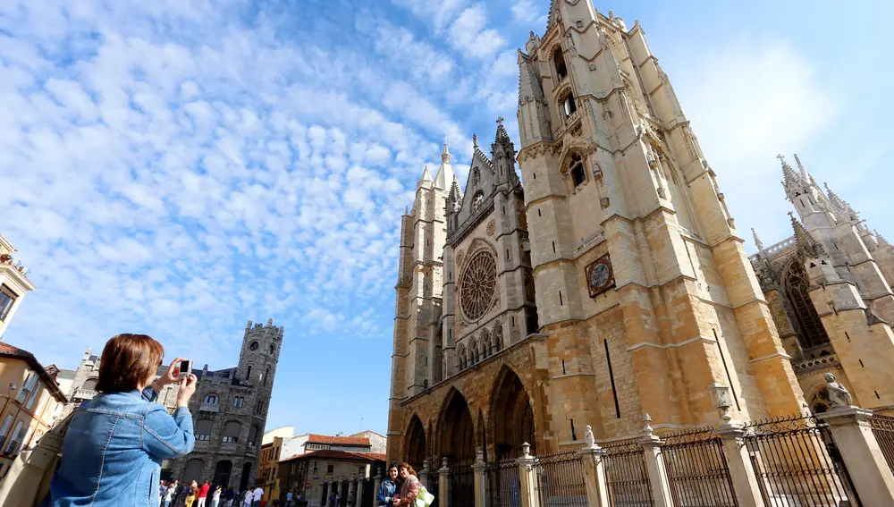 Un grupo de turistas se fotografía frente a la Catedral de León