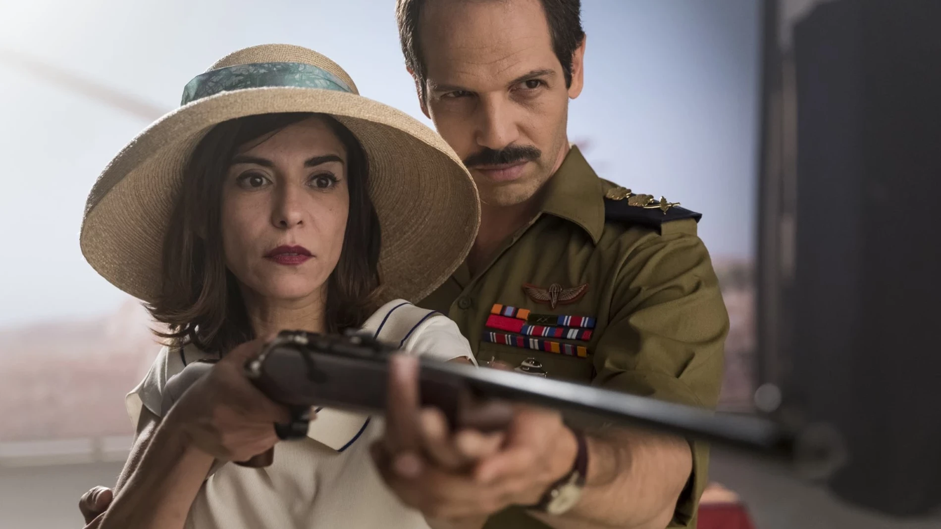 La actriz de origen marroquí Lubna Azabal y Yousef Swied dan vida a los protagonistas de la telenovela "Arde Tel Aviv", culebrón que forma parte de la película "Todo pasa en Tel Aviv"