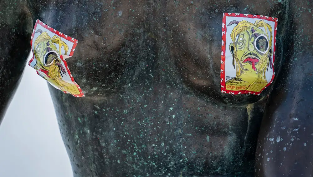 La escultura de la Sirenita de Copenhague ha amanecido con un una pintada con el mensaje &quot;pescado racista&quot;.. En los pechos han colocado pegatinas a modo de protesta por su desnudez.