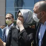Hatice Cengiz, la prometida del asesinado periodista saudi Jamal Kashoggi, abandona la corte de Estambul tras la primera sesión del juicio