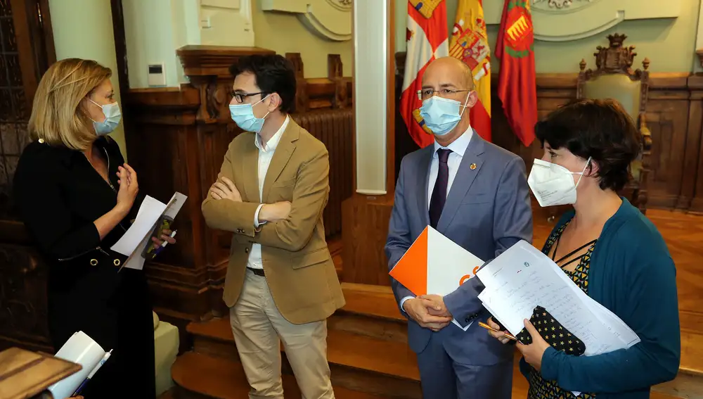 Pilar del Olmo, Martín Antolín y María Sánchez, entre otros, antes de la reunión del grupo de trabajo del Ayuntamiento de Valladolid para la recuperación