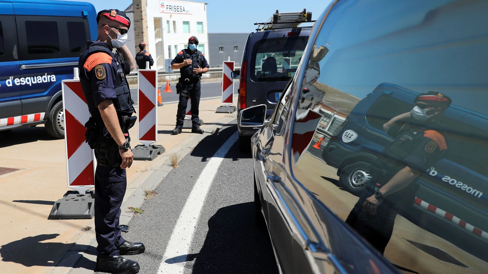 Mossos controlan el paso de vehículos a la entrada de Lérida debido a las nuevas restricciones.