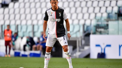 Ronaldo, antes de lanzar la falta