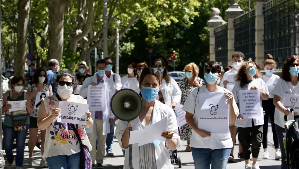 Un grupo de médicos protestan en Valladolid contra la precariedad del sistema sanitario