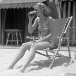 Jane Wyman, actriz ganadora de la Academy Award en California, usando un traje de dos piezas mostrando pierna y abdomen, 1935.