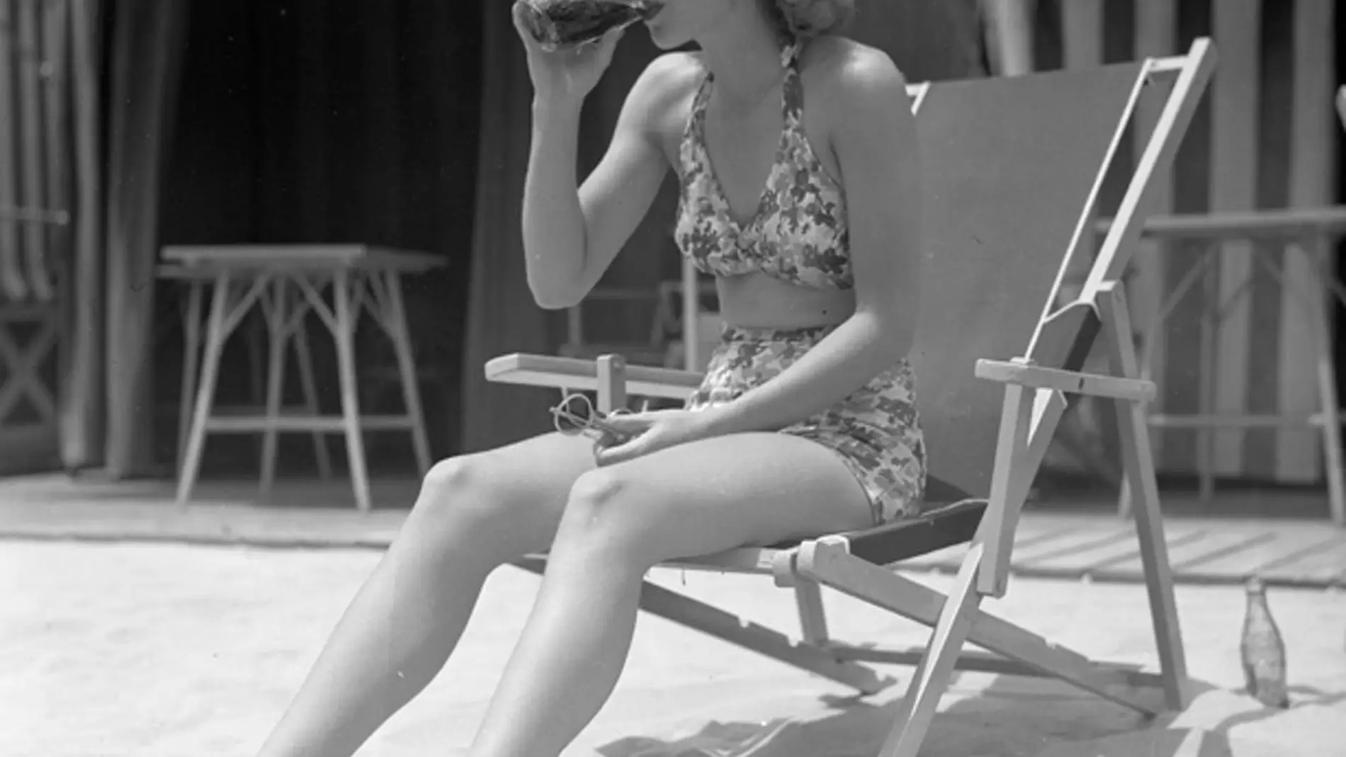 Jane Wyman, actriz ganadora de la Academy Award en California, usando un traje de dos piezas mostrando pierna y abdomen, 1935.