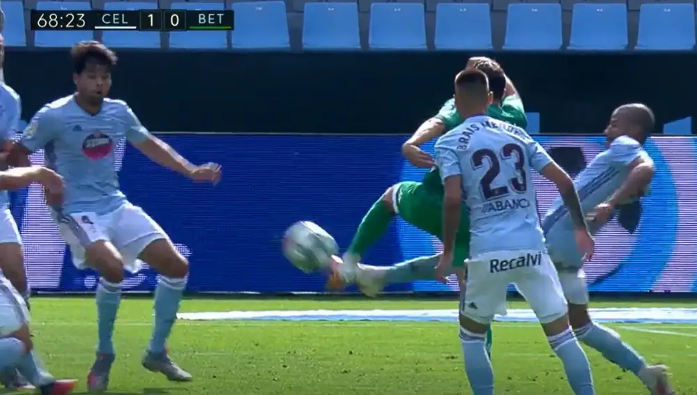 Polémica con el VAR en el Celta-Betis: ¿por qué anuló González Fuertes el penalti que pitó de Rafinha a Guardado?