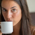 Tomar una taza de café antes de una siesta corta puede evitar la somnolencia.