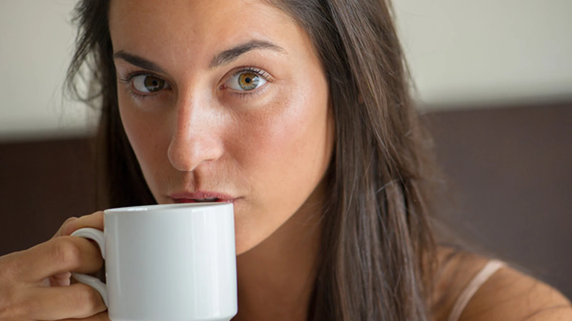 Tomar una taza de café antes de una siesta corta puede evitar la somnolencia.