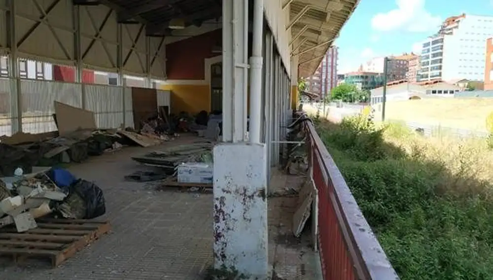 Estado de deterioro del entorno de la antigua estación de Feve en León