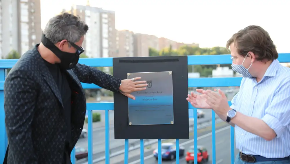 Alejandro Sanz descubre la placa con el nombre del puente en presencia del alcalde de Madrid