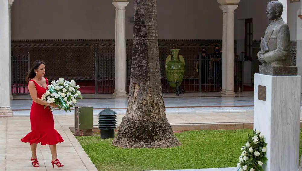 La presidenta del Parlamento de Andalucía, Marta Bosquet, durante la ofrenda floral ante el busto de Blas Infante en el acto conmemorativo del nacimiento del padre de la patria andaluza