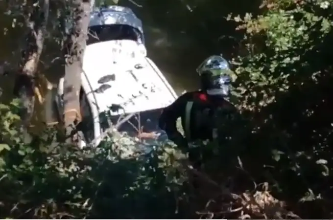 Así ha sido el complicado rescate de un conductor de 78 años tras caer con su coche al río Henares, en Madrid