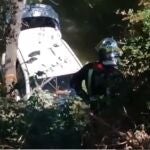 Rescate de un conductor de 78 años que ha caído al río Henares y ha resultado ileso, pese a quedar atrapado en el vehículo
