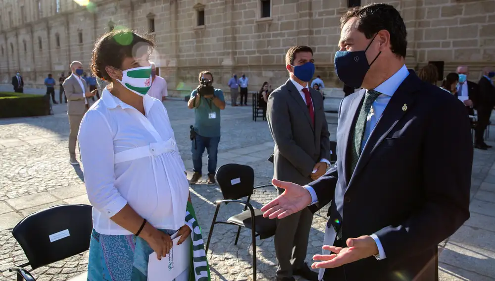 El presidente de la Junta, Juanma Moreno, y la presidenta del grupo parlamentario de Adelante Andalucía, Teresa Rodríguez, conversando al comienzo del acto conmemorativo del nacimiento de Blas Infante, padre de la patria andaluza