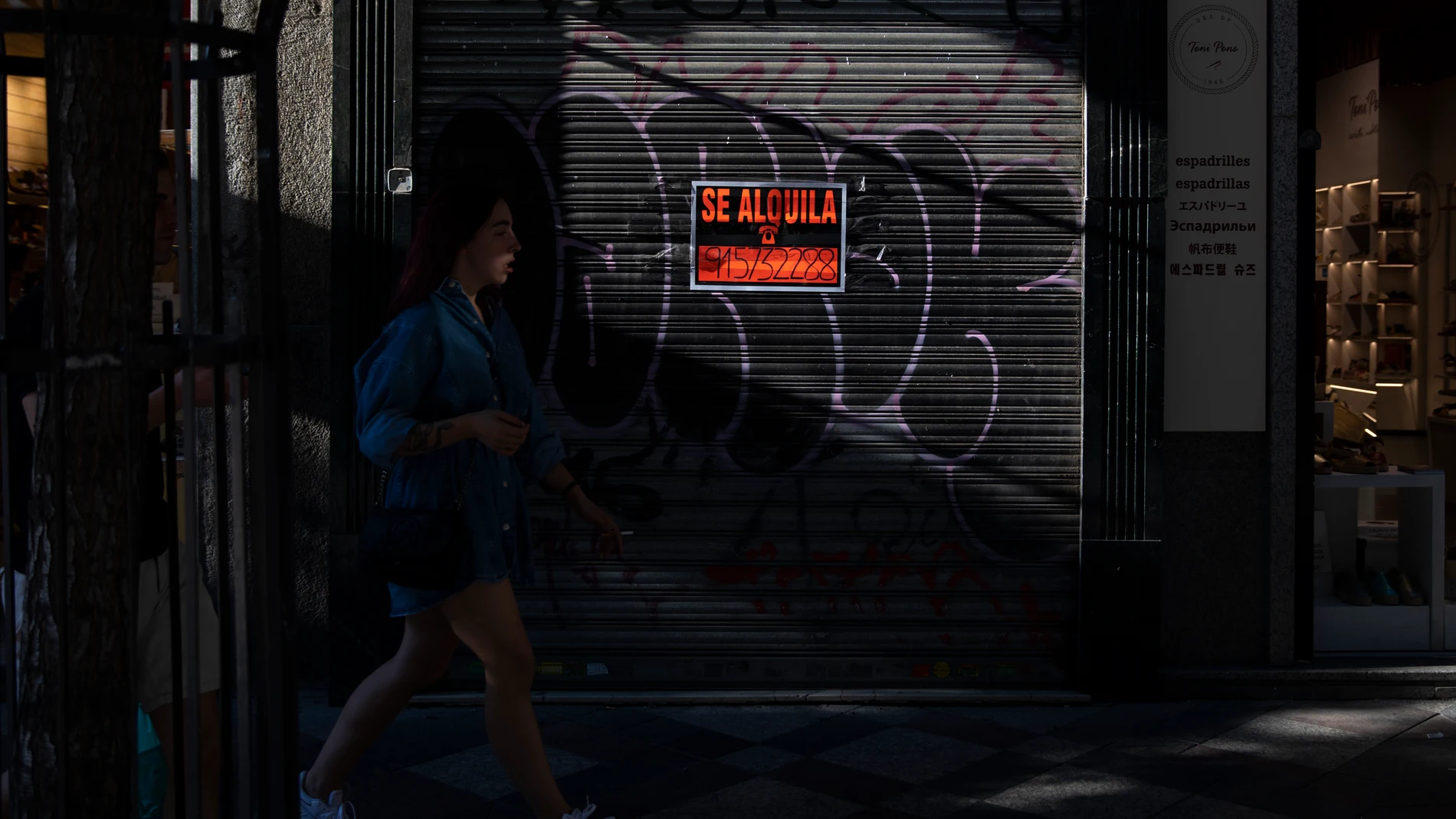 Imagen de un cartel de se alquila en un local de Madrid