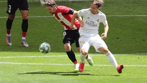 Muniain y Sergio Ramos disputan un balón