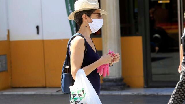 Viandantes con mascarilla, una imagen habitual en Andalucía