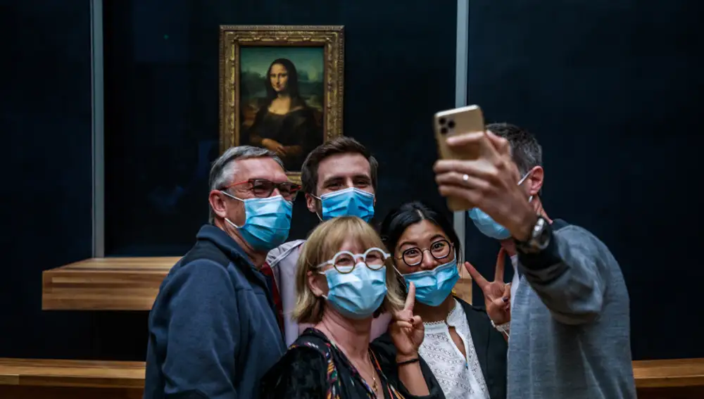 Visitantes en el museo del Louvre de París
