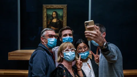 Visitantes en el museo del Louvre de París