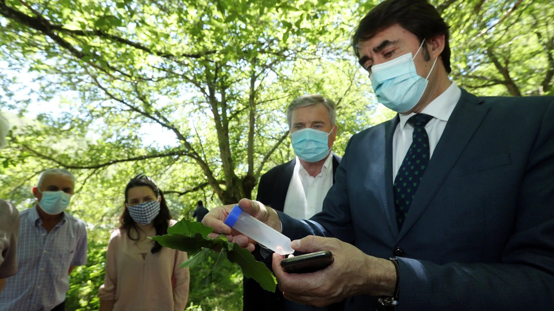 El consejero de Fomento y Medio Ambiente, Juan Carlos Suárez-Quiñones, durante una visita a un bosque de Castilla y León