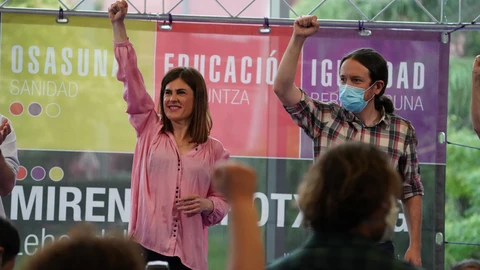 La candidata a lehendakari de Elkarrekin Podemos, Miren Gorrotxategi; y el secretario general de Podemos y vicepresidente segundo del Gobierno y Ministro de Derechos Sociales y para la Agenda 2030, Pablo Iglesias, levantan el puño durante un acto de campaña del partido en el Palacio Euskalduna de Bilbao, Vizcaya, País Vasco (España), a 6 de julio de 2020.06 JULIO 2020 PODEMOS;IU;POLÍTICA;ELECCIONES AUTONÓMICAS;MEDIDAS POLÍTICASH.Bilbao / Europa Press06/07/2020