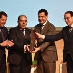 Lorenzo Amor entrega el Premio Autónomo del Año 2019 a Juanma Moreno, junto a los presidentes de la Cepyme y la CEA