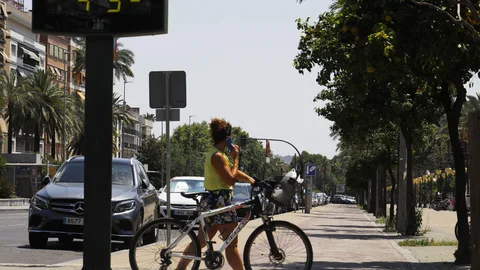 Una mujer pasa debajo de un termómetro digital en el centro de Córdoba