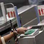 Una mujer pasa su billete en el Metro de Madrid