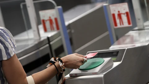 Una mujer pasa su billete en el Metro de Madrid