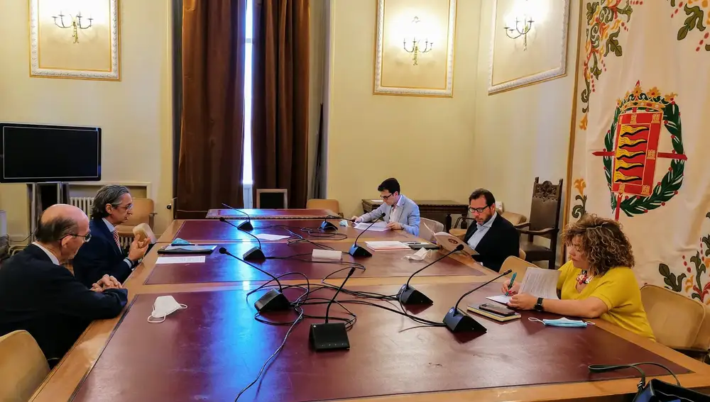 Reunión del decano del Colegio de Economistas de Valladolid, Juan Carlos de Margarida, con el alcalde de la ciudad, Óscar Puente