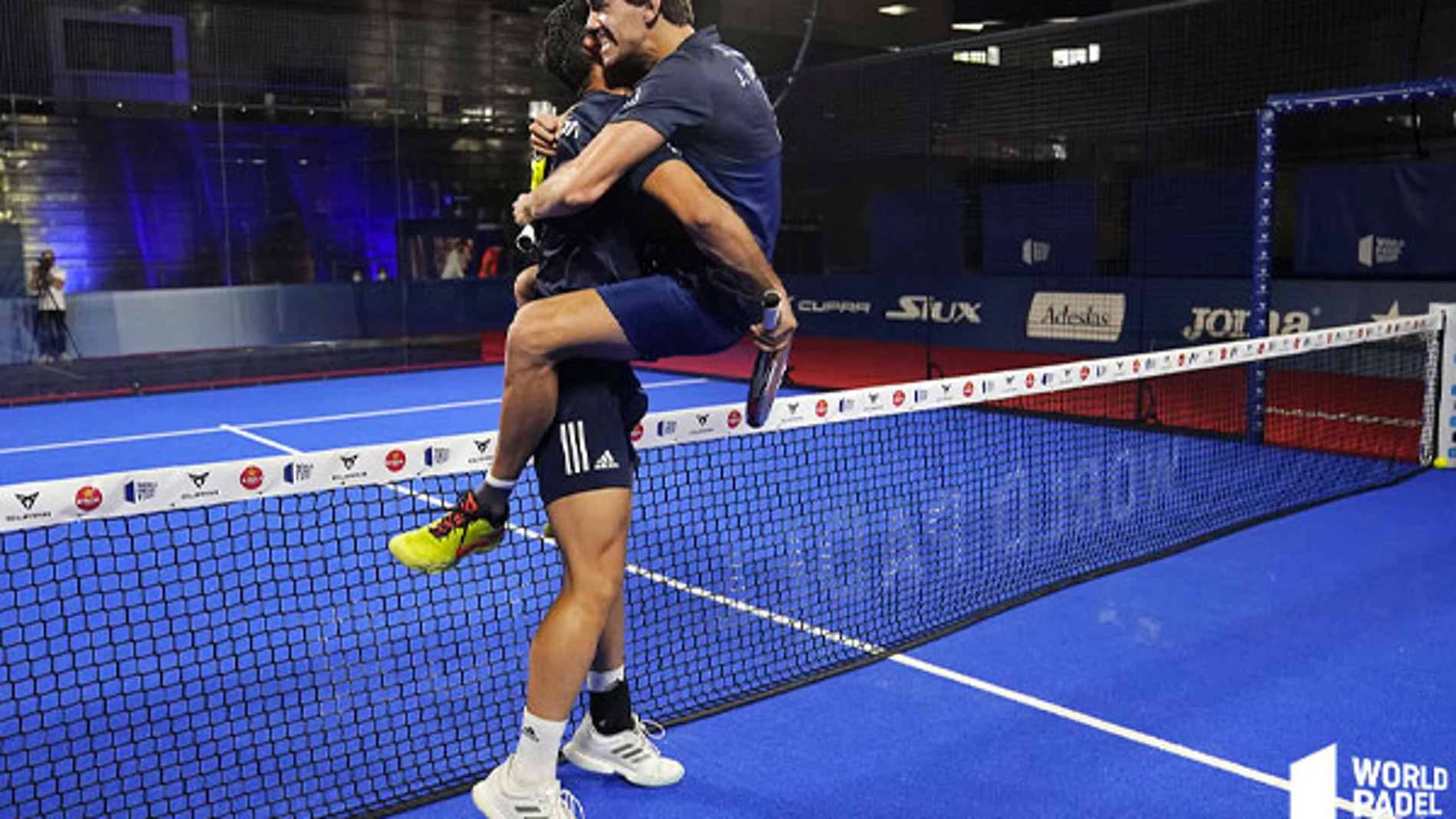 Ale Galán y Juan Lebrón, celebrando el título.