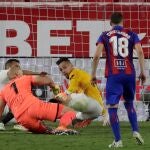 La jugada del partido en la que el guardameta del Eibar, Marko Dmitrovic, remata y el delantero argentino del Sevilla Lucas Ocampos, que estaba de portero, detiene el tiro