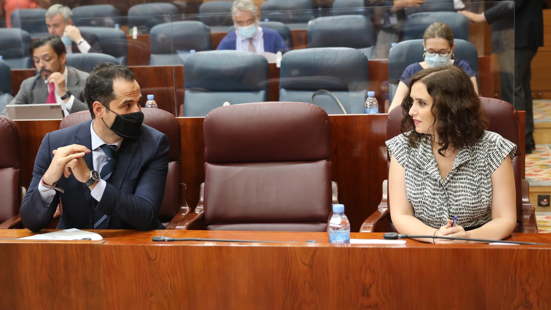 Ignacio Aguado e Isabel Díaz Ayuso en el pleno de la Asamblea de madrid