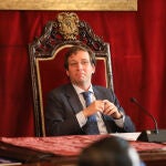 El alcalde de Madrid, José Luis Martínez-Almeida, durante una sesión extraordinaria del pleno en el Ayuntamiento de Madrid