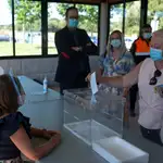 Votación simuladaen un colegio electoral del ayuntamiento orensano de Pereiro de Aguiar.
