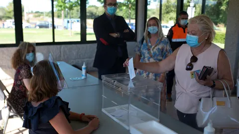 Votación simuladaen un colegio electoral del ayuntamiento orensano de Pereiro de Aguiar.