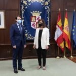 Mañueco (I) y Hervella (D) durante su encuentro en el palacio de La Asunción.JCYL07/07/2020
