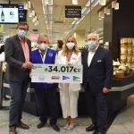 En la imagen, Jaume Serra , presidente de Banco de Alimentos Valencia; y Pau Pérez Rico, Director Regional de Comunicación y Relaciones Institucionales, junto a Gloria Martínez Amigó, coordinadora de voluntarios; y Domingo Quesada, director de El Corte Inglés Pintor Sorolla - Colón, uno de los centros participantes en la recogida