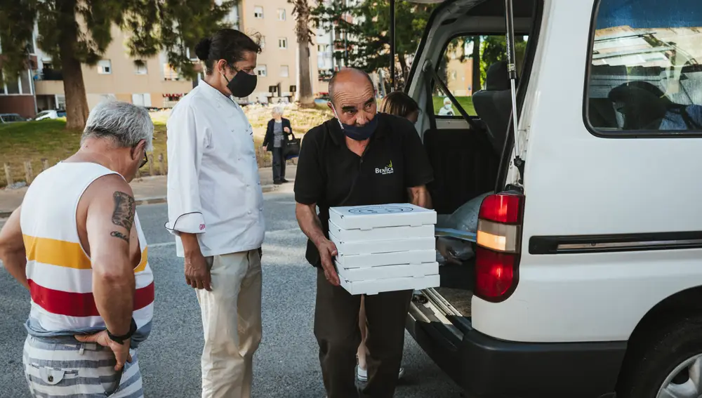 El chef Tanka Sapkota entrega sus pizzas a los más necesitados en Lisboa