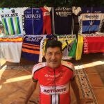 Eduardo Chozas, ex ciclista, con su colección de maillots