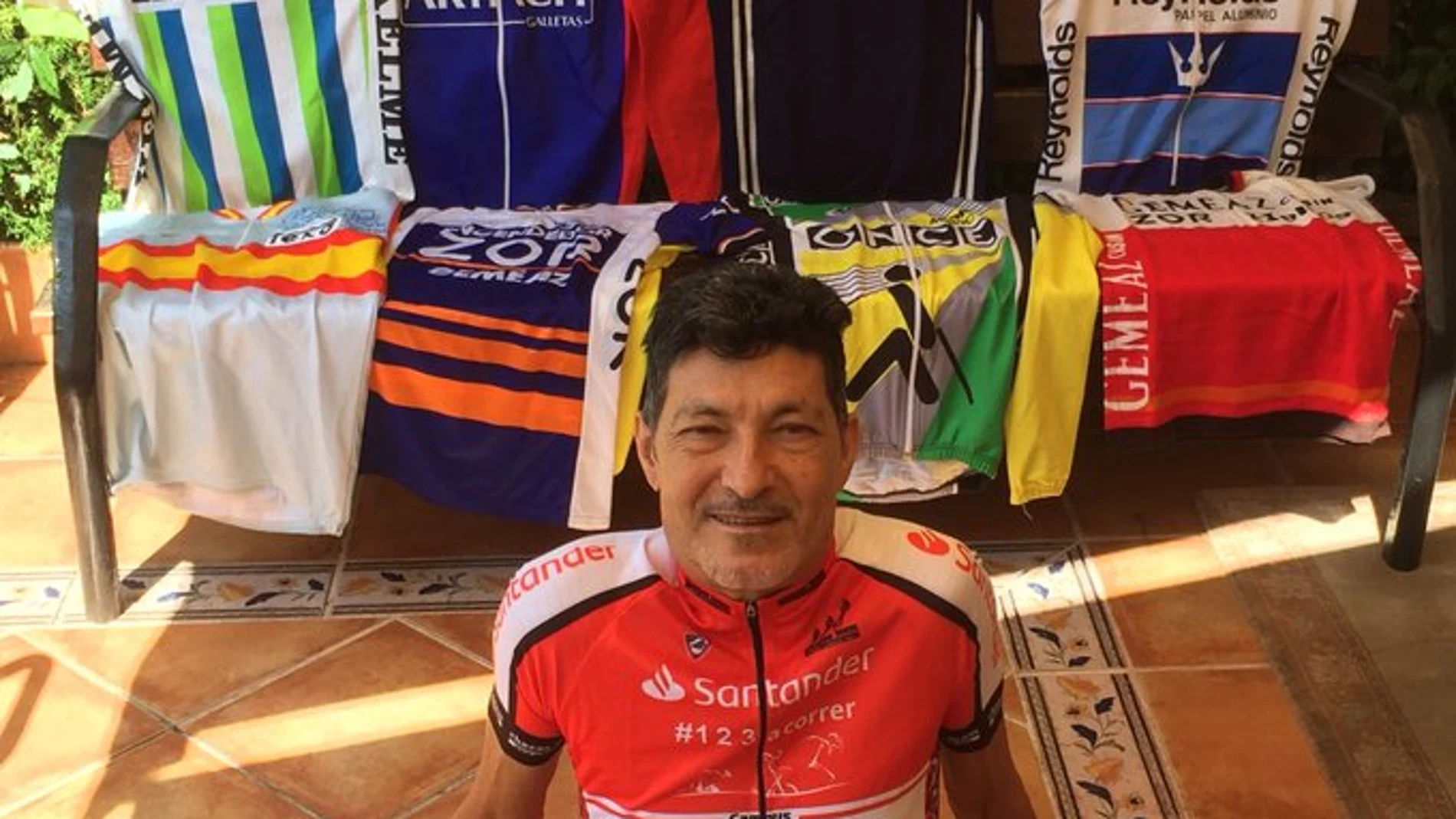 Eduardo Chozas, ex ciclista, con su colección de maillots