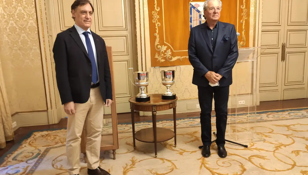 Jorge D'Alessandro (d) posa con los trofeos Zamora junto al alcalde de Salamanca, Carlos García Carbayo (i)EUROPA PRESS07/07/2020