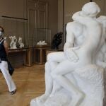 Una visitante observa "El beso", de Rodin, en su reapertura